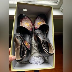 L'ATISTE Elegant black floral clogs size 36